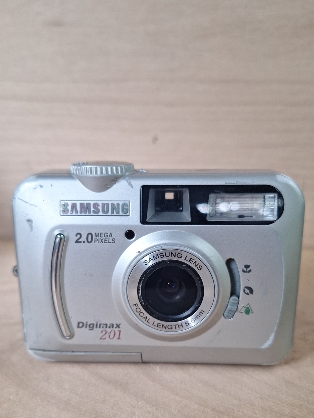 Vintage Samsung Digimax 201 digital camera Selling For Parts